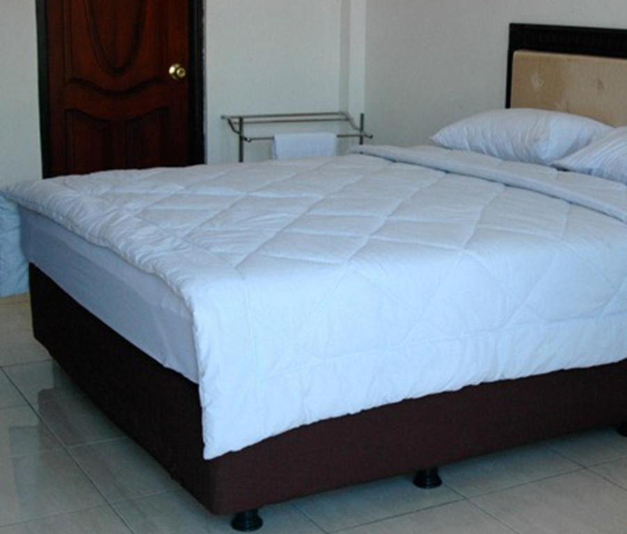 Hotel Sinar Tambolaka Waingapu Room photo